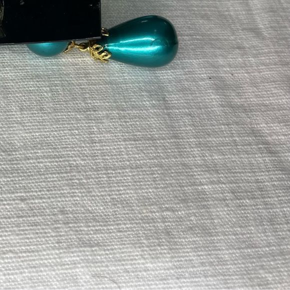 Vintage Teal Clip-on Earrings - Picture 6 of 10